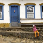 TIRADENTES. Fachada con la tradicional cruz en la puerta para proteger la casa