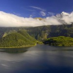 ECUADOR. Laguna de Cuicocha. Al fondo el Volcán Cotacachi