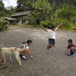 ECUADOR. Niños saltando a la comba junto al Río Topo