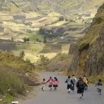 RUTA QUILOTOA. Niños volviendo de la escuela