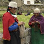 ECUADOR. Provincia de Chimborazo. Cantón Guamote. Localidad Galte Laime (etnia Puruha). Mujeres tejiendo