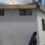 OTAVALO. Niña en el estadio con el traje de la confirmación