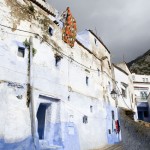 CHAOUEN. Limpiando alfombras en una casa de la medina