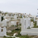 LARACHE. Gimnasia en el cementerio